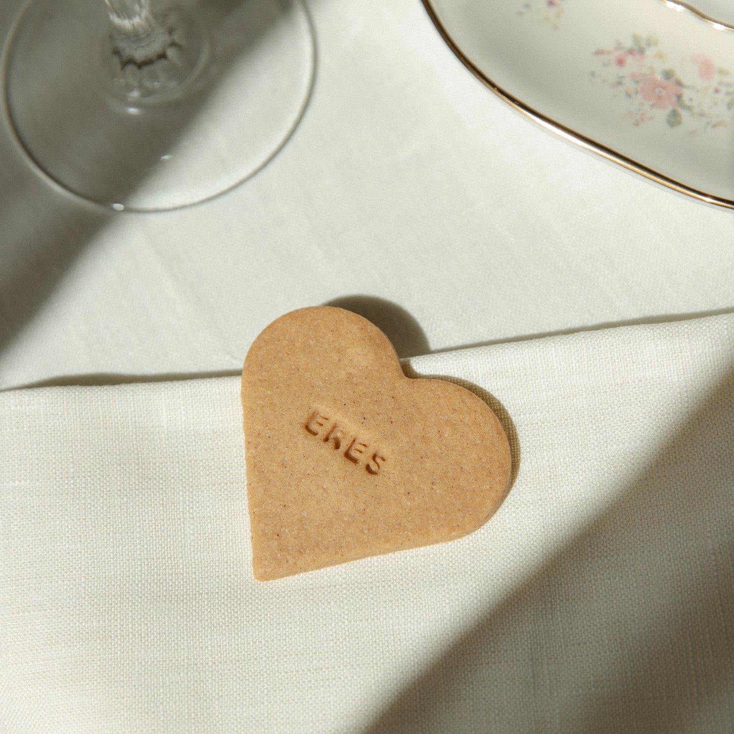 Biscuit personnalisé en forme de coeur avec écrit "Eres" pour la marque "Eres"
