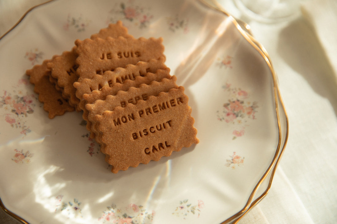 Biscuit avec écrit dessus le message suivant : "mon premier biscuit Carl"