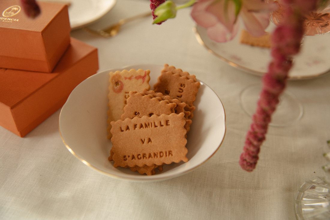 Biscuit avec écrit "la famille s'agrandit"