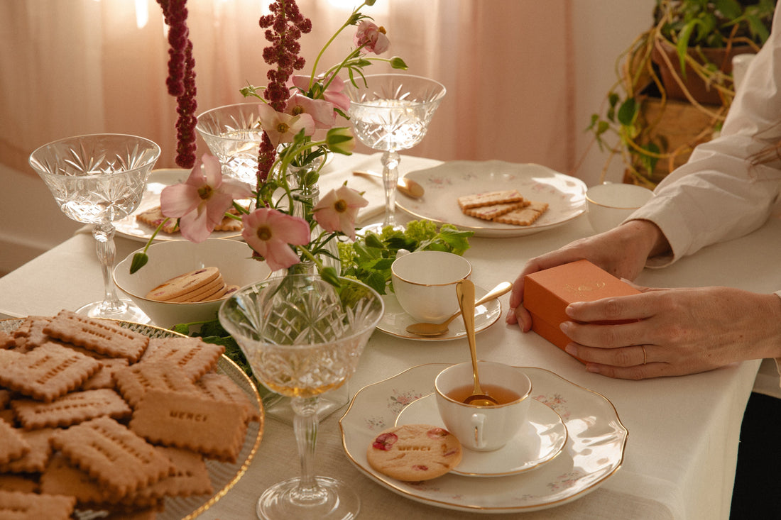 Table de fête élégante dans le style bohème chic et chaleureux avec un coffret de biscuits personnalisés et plein de biscuits personnalisés sur la table.