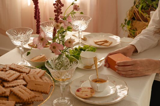 Table de fête élégante dans le style bohème chic et chaleureux avec un coffret de biscuits personnalisés et plein de biscuits personnalisés sur la table.