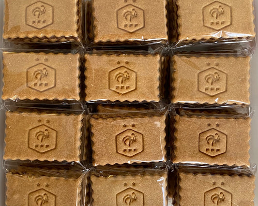 Sachets de biscuits personnalisés en forme de petit beurre avec le logo de la Fédération Française de Foot (FFF) tamponné dessus.
