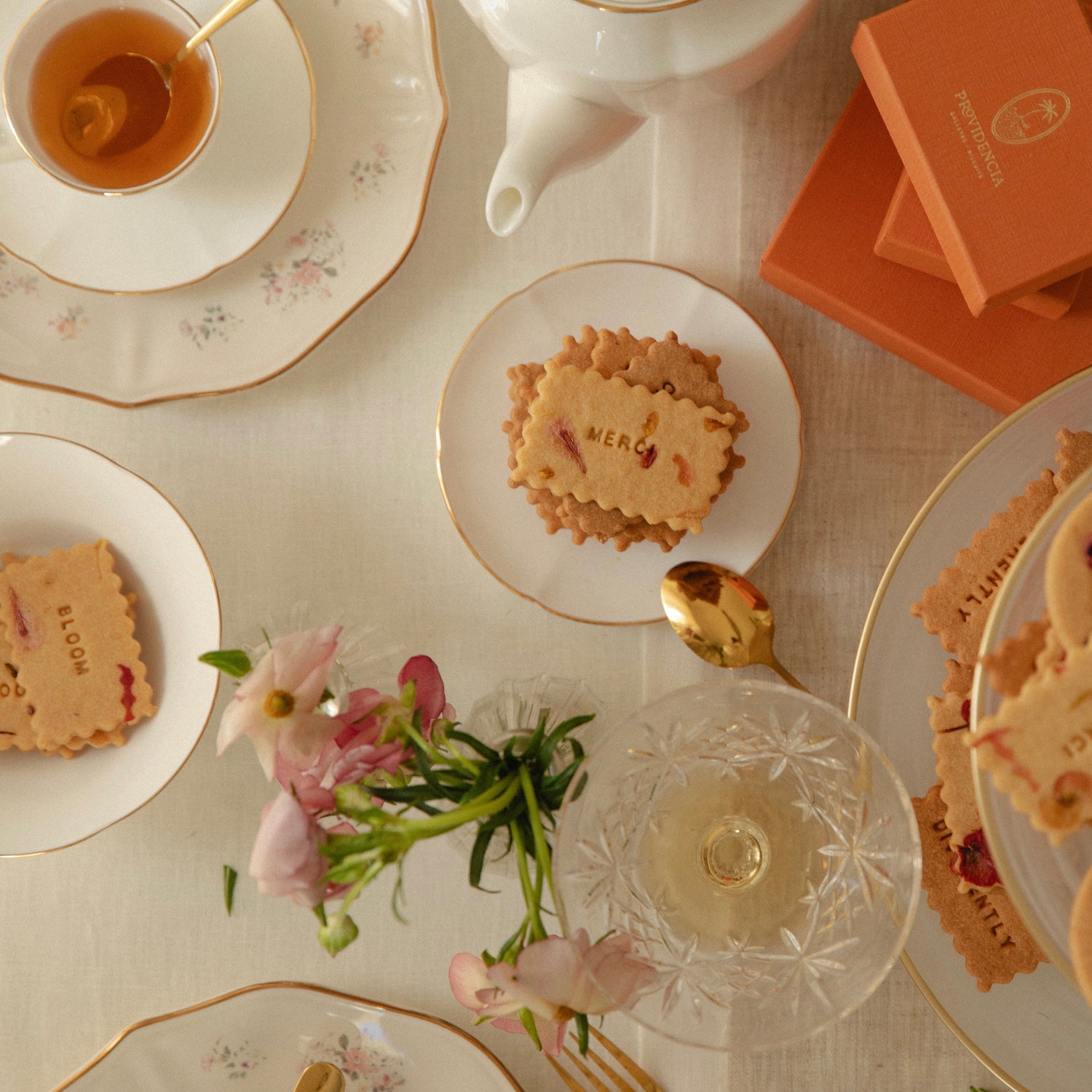 Biscuits personnalisés et fleuris pour événements, mariage, anniversaire avec écrit MERCI dessus.
