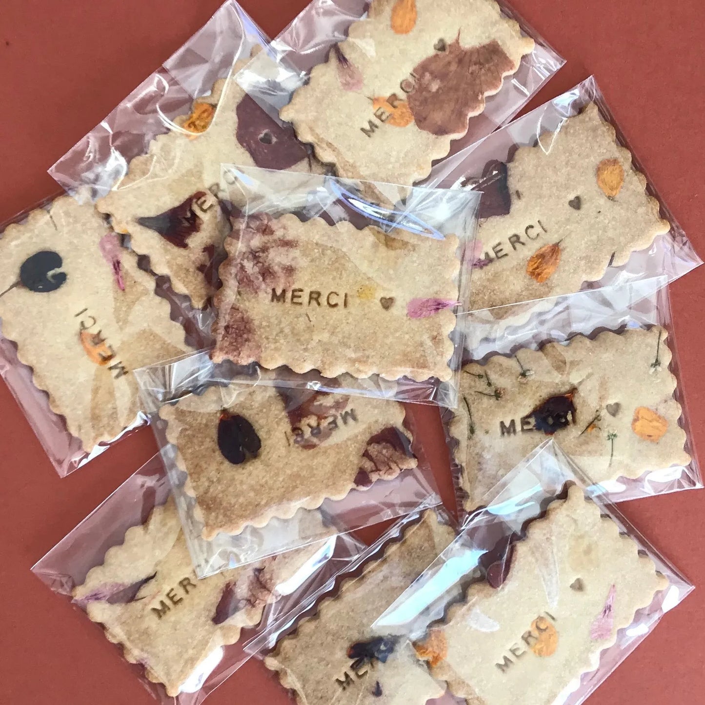 Biscuit personnalisé avec des fleurs comestibles