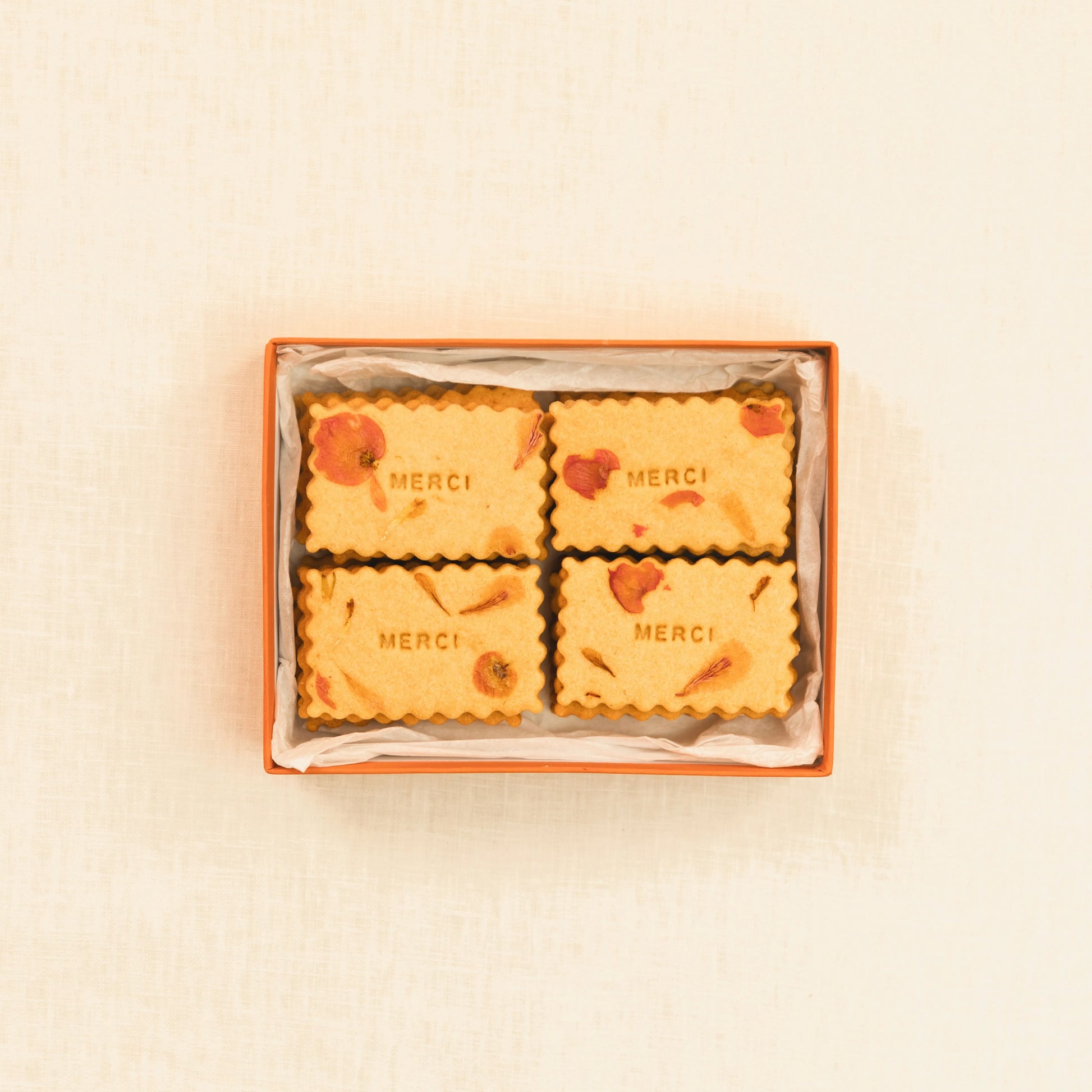 La boite de Providencia marque de biscuits personnalisés ouverte avec biscuits Merci