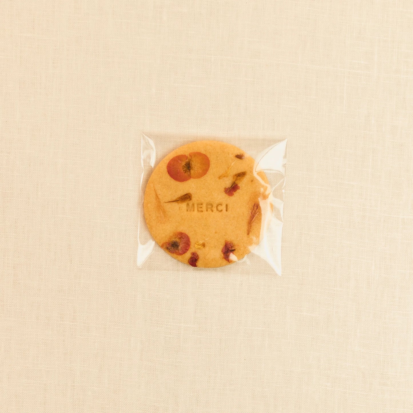 Biscuit personnalisé rond Merci avec des fleurs comestibles