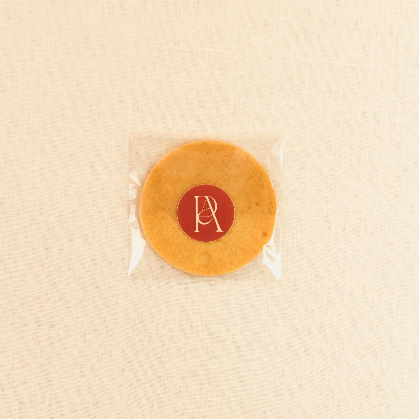 Biscuit personnalisé rond de dos avec des fleurs comestibles