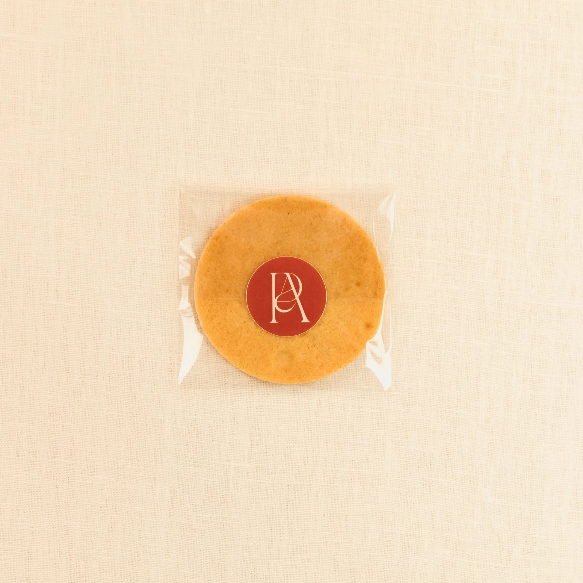 Biscuit personnalisé rond de dos avec des fleurs comestibles